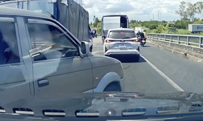 Ý thức Giao thông: Tài xế Mitsubishi Jolie thản nhiên khoe tài nghệ... thiếu ý thức